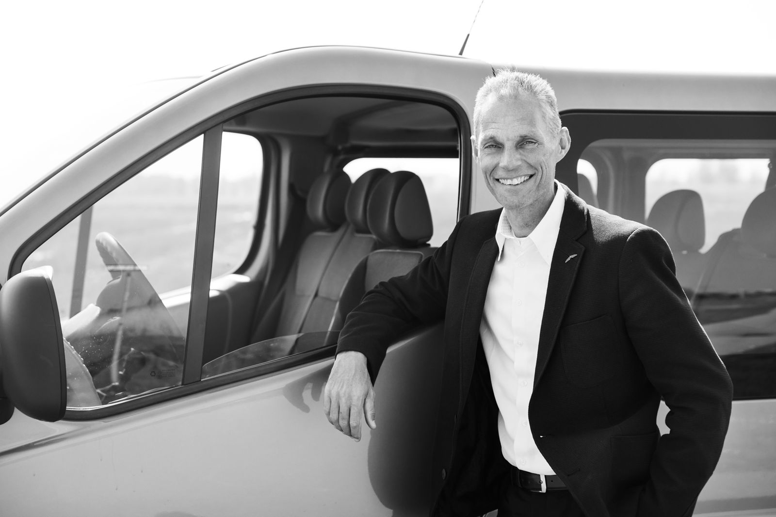 Henk, oprichter van Taxi Delfsblauw, bij de personenbus