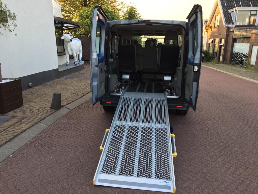 Rolstoeltaxi met oprijplaat en rolstoelbevestiging in de vloer