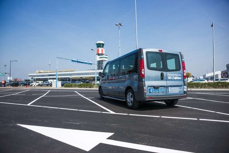 Taxibus van Taxi Delfsblauw bij Rotterdam The Hague Airport